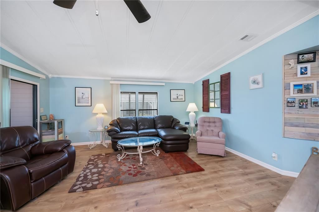 合同活跃: $195,000 (2 贝兹, 2 浴室, 1522 平方英尺)