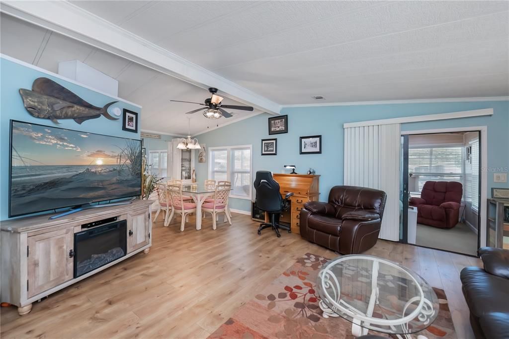 合同活跃: $195,000 (2 贝兹, 2 浴室, 1522 平方英尺)