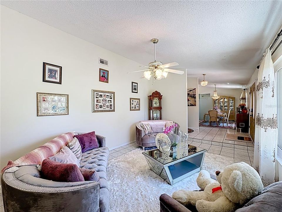 待售: $825,000 (5 贝兹, 3 浴室, 2800 平方英尺)