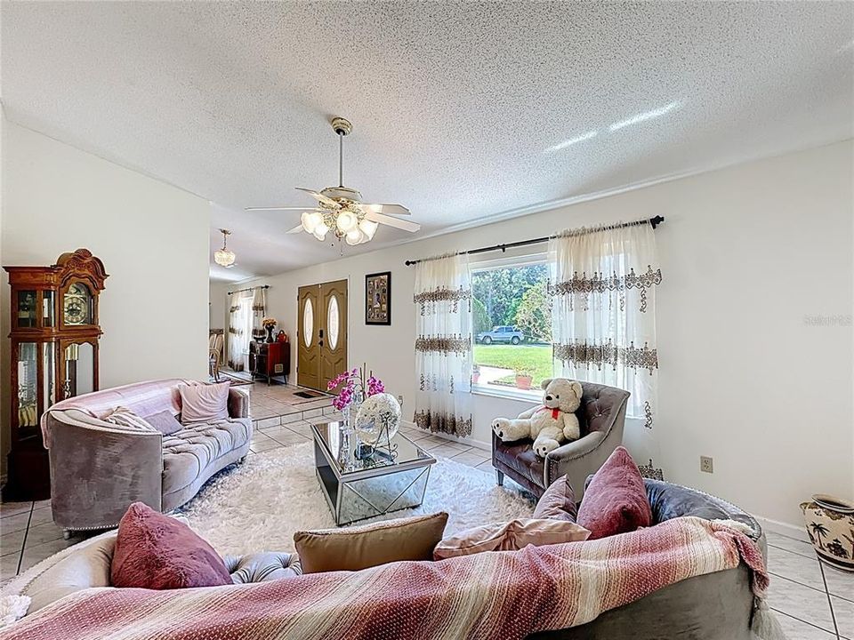 待售: $825,000 (5 贝兹, 3 浴室, 2800 平方英尺)