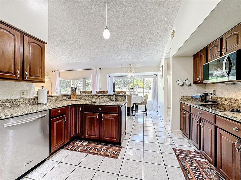 待售: $825,000 (5 贝兹, 3 浴室, 2800 平方英尺)