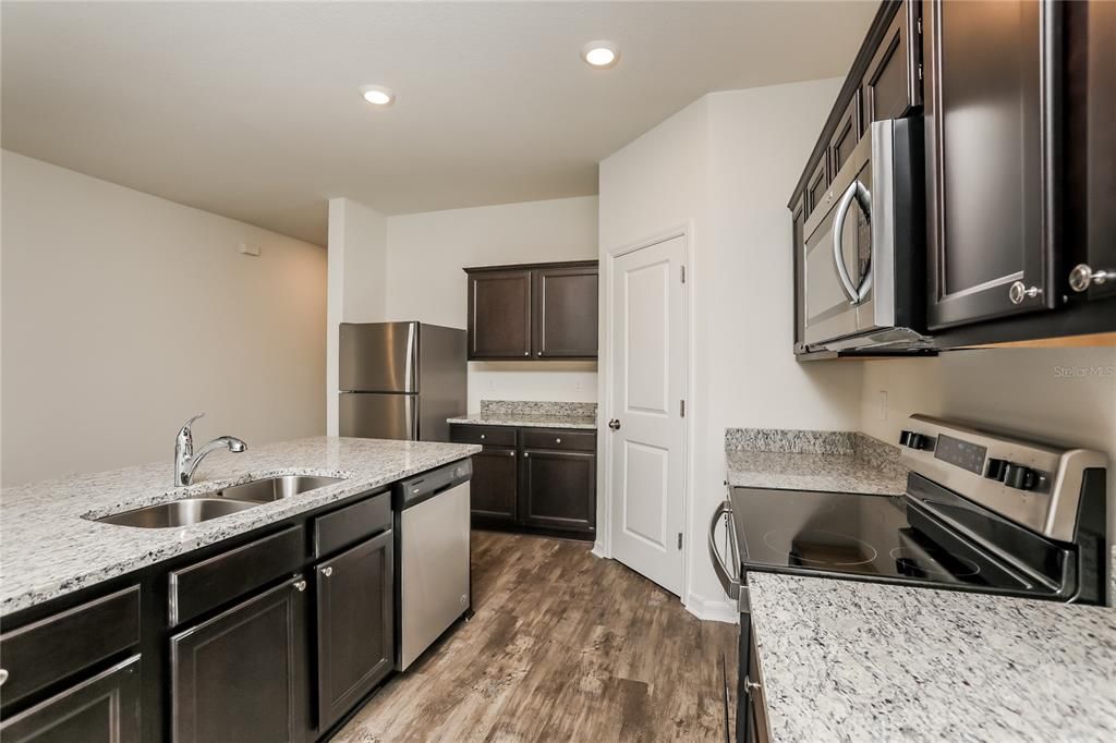 В аренду: $2,400 (4 спален, 2 ванн, 2401 Квадратных фут)