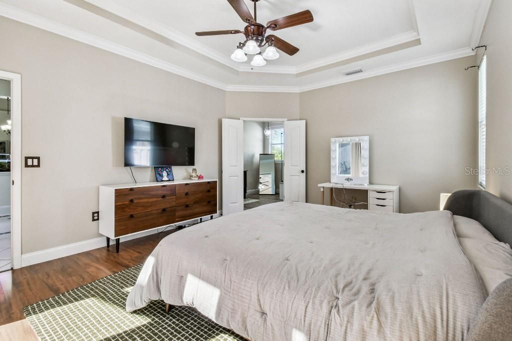 En Venta: $684,900 (4 camas, 3 baños, 2392 Pies cuadrados)