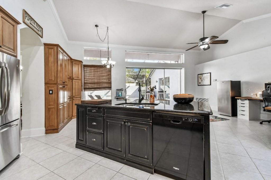 En Venta: $684,900 (4 camas, 3 baños, 2392 Pies cuadrados)