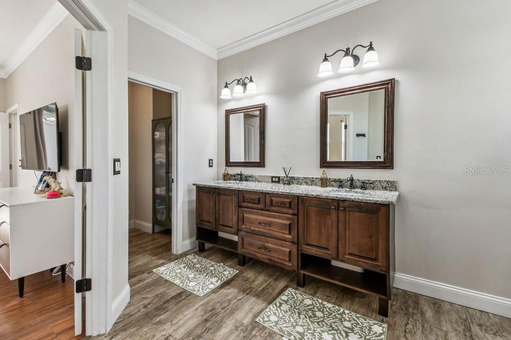 En Venta: $684,900 (4 camas, 3 baños, 2392 Pies cuadrados)