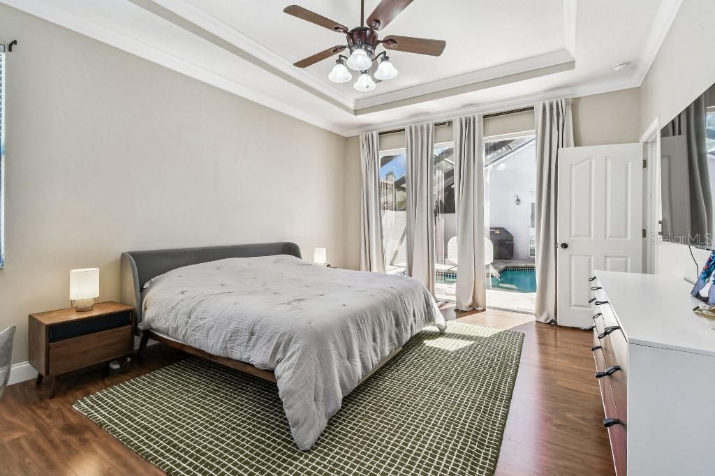 En Venta: $684,900 (4 camas, 3 baños, 2392 Pies cuadrados)