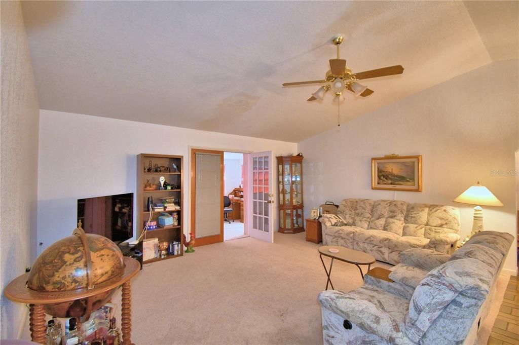 For Sale: $365,000 (2 beds, 2 baths, 1164 Square Feet)