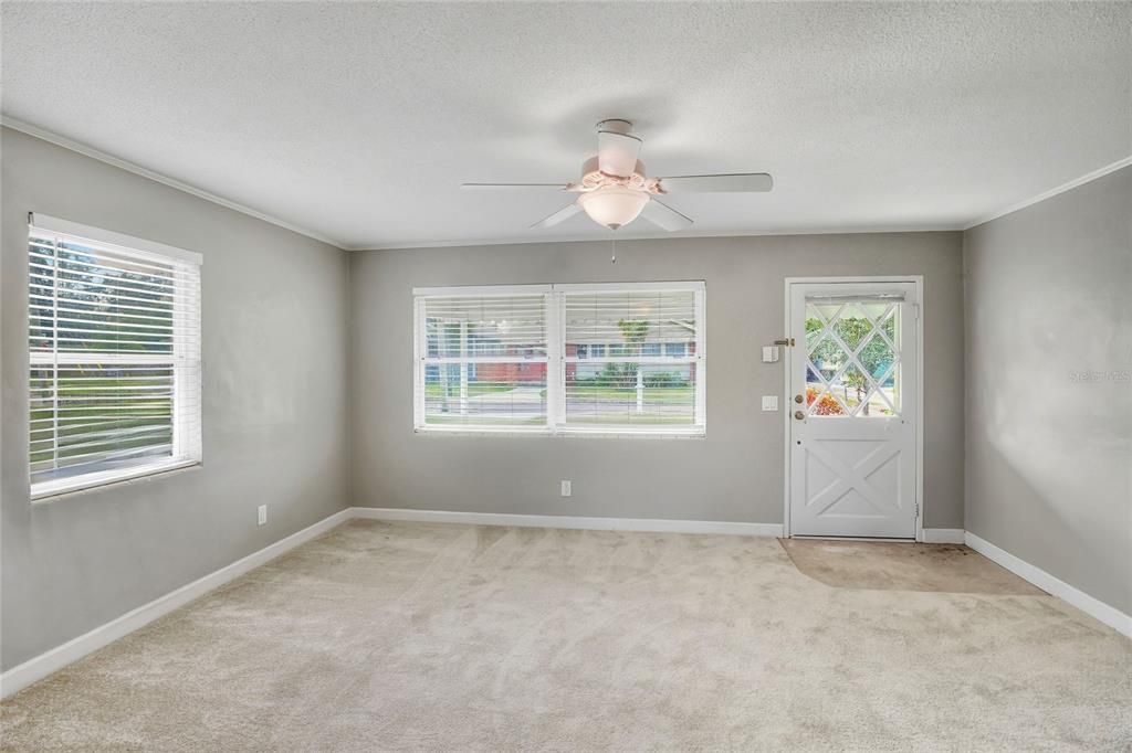 待售: $221,000 (2 贝兹, 2 浴室, 899 平方英尺)