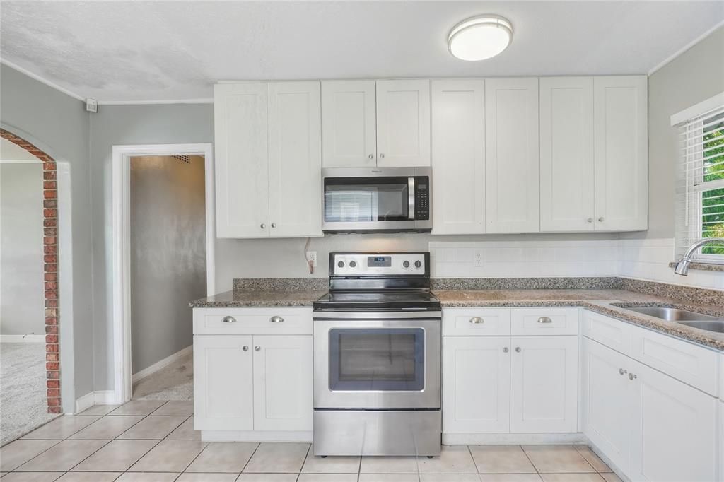 待售: $221,000 (2 贝兹, 2 浴室, 899 平方英尺)