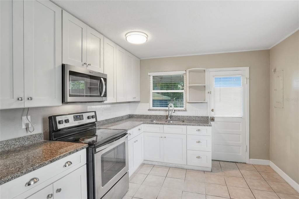 待售: $221,000 (2 贝兹, 2 浴室, 899 平方英尺)