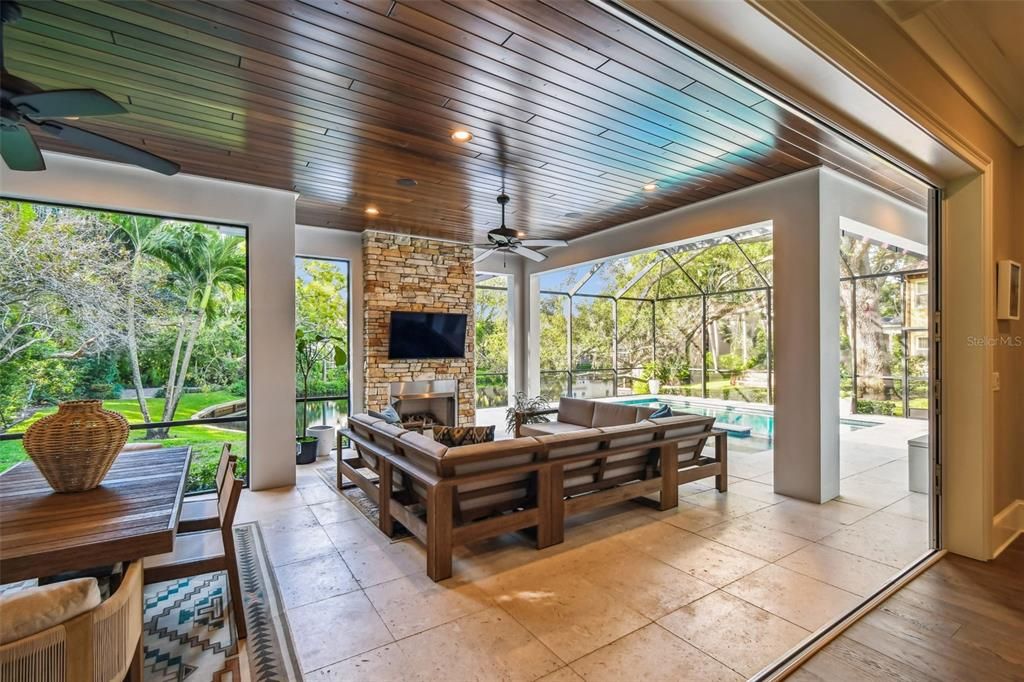 合同活跃: $3,550,000 (4 贝兹, 4 浴室, 4428 平方英尺)