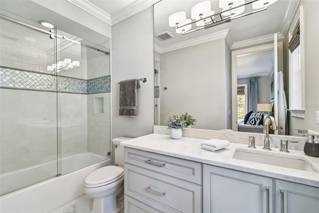 合同活跃: $3,550,000 (4 贝兹, 4 浴室, 4428 平方英尺)