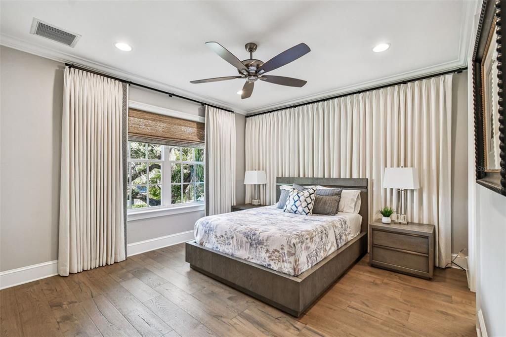 合同活跃: $3,550,000 (4 贝兹, 4 浴室, 4428 平方英尺)