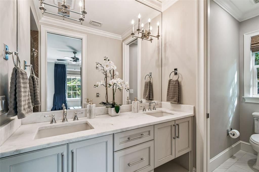 合同活跃: $3,550,000 (4 贝兹, 4 浴室, 4428 平方英尺)