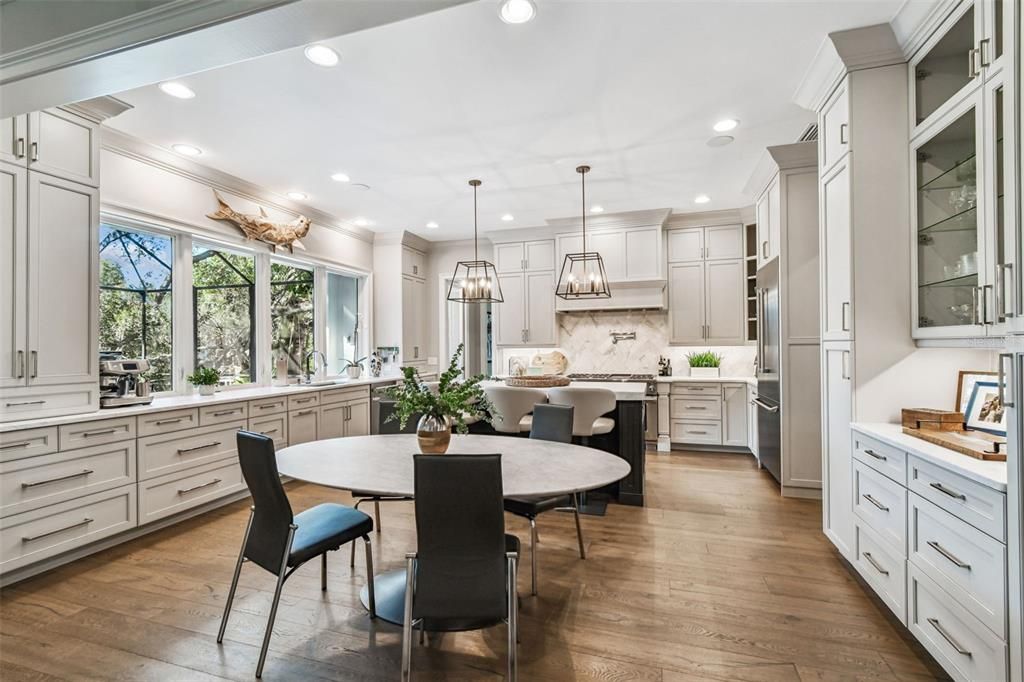 合同活跃: $3,550,000 (4 贝兹, 4 浴室, 4428 平方英尺)