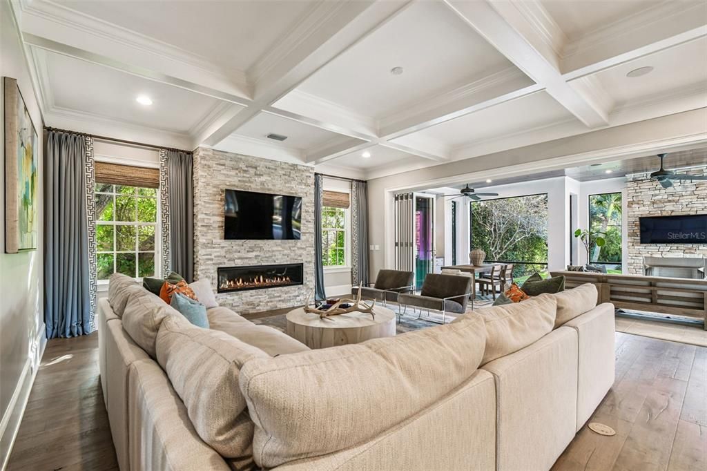 合同活跃: $3,550,000 (4 贝兹, 4 浴室, 4428 平方英尺)