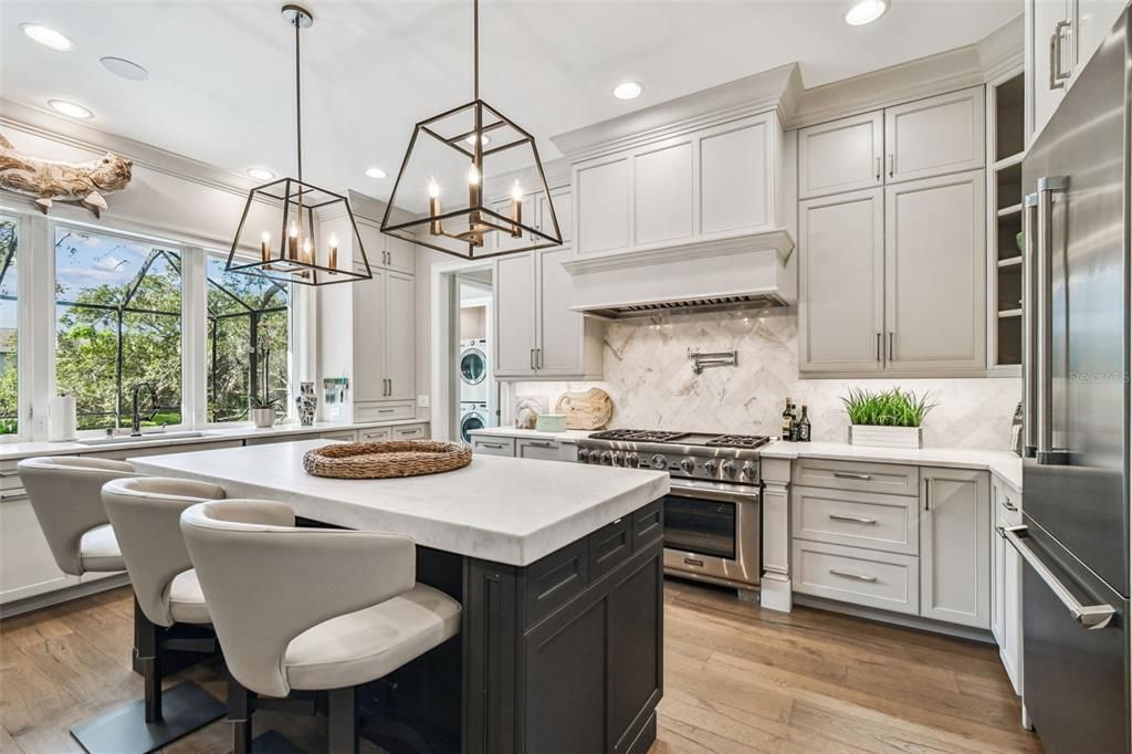 合同活跃: $3,550,000 (4 贝兹, 4 浴室, 4428 平方英尺)