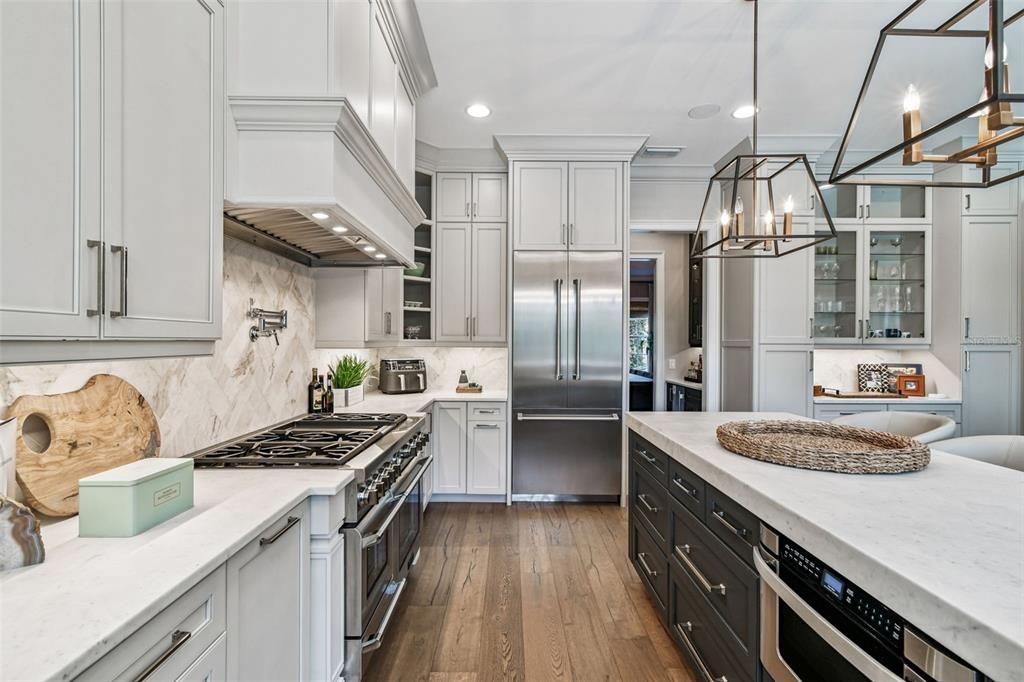 合同活跃: $3,550,000 (4 贝兹, 4 浴室, 4428 平方英尺)