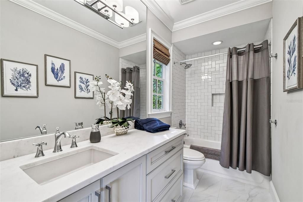 合同活跃: $3,550,000 (4 贝兹, 4 浴室, 4428 平方英尺)