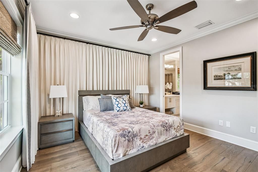 合同活跃: $3,550,000 (4 贝兹, 4 浴室, 4428 平方英尺)