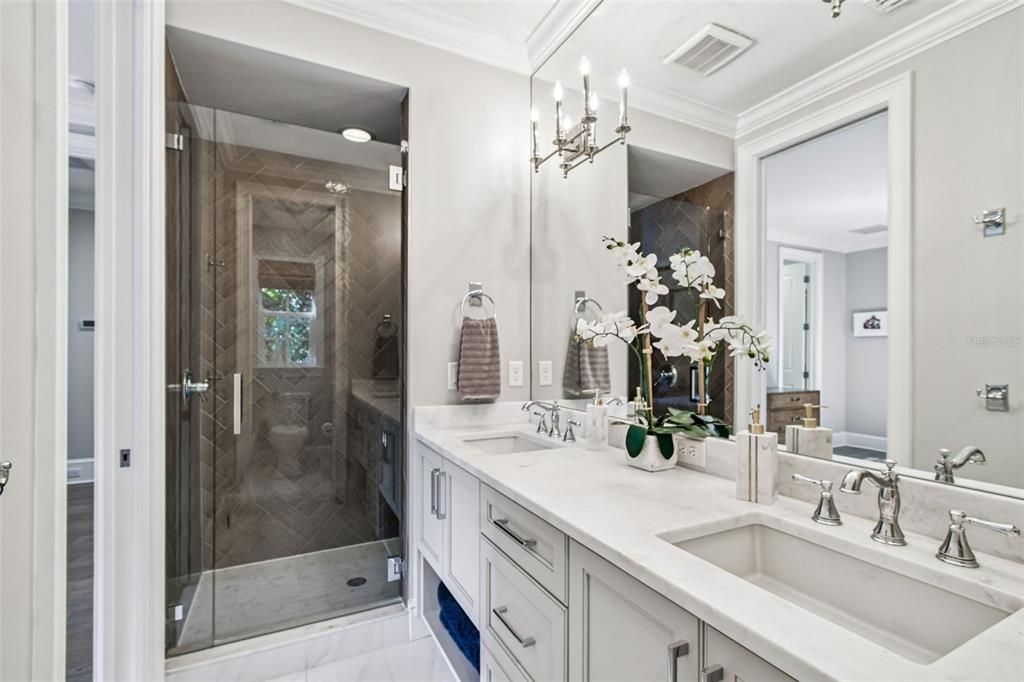 合同活跃: $3,550,000 (4 贝兹, 4 浴室, 4428 平方英尺)