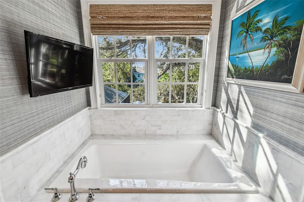 合同活跃: $3,550,000 (4 贝兹, 4 浴室, 4428 平方英尺)