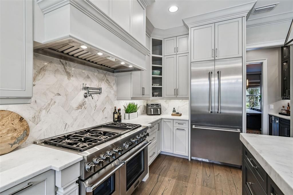 合同活跃: $3,550,000 (4 贝兹, 4 浴室, 4428 平方英尺)