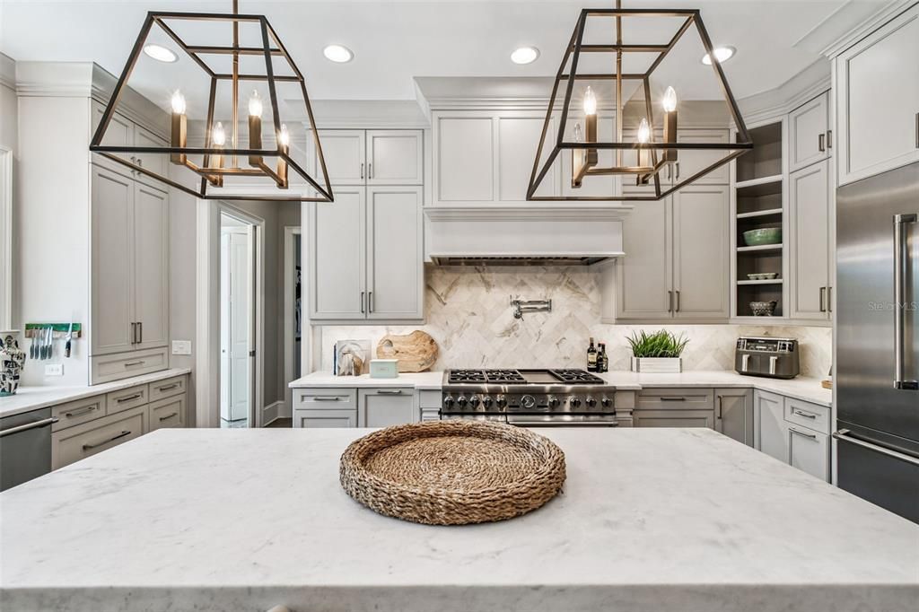 合同活跃: $3,550,000 (4 贝兹, 4 浴室, 4428 平方英尺)