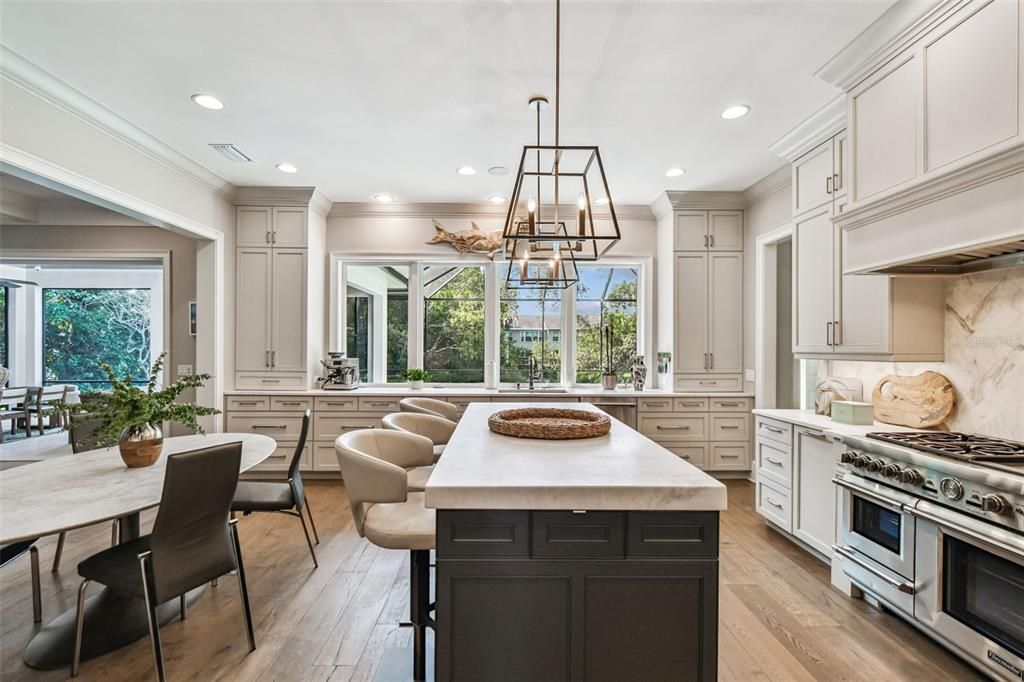 合同活跃: $3,550,000 (4 贝兹, 4 浴室, 4428 平方英尺)