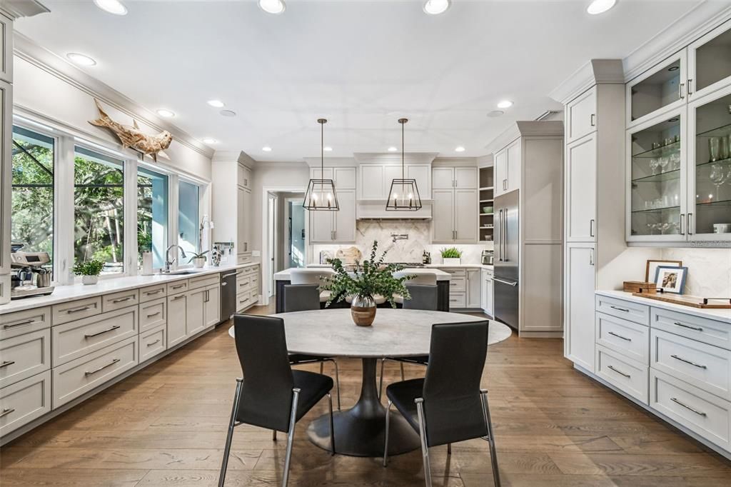 合同活跃: $3,550,000 (4 贝兹, 4 浴室, 4428 平方英尺)