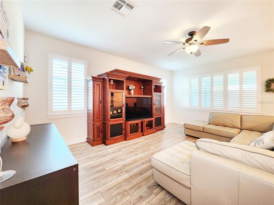 Под контрактом: $495,000 (3 спален, 3 ванн, 2902 Квадратных фут)