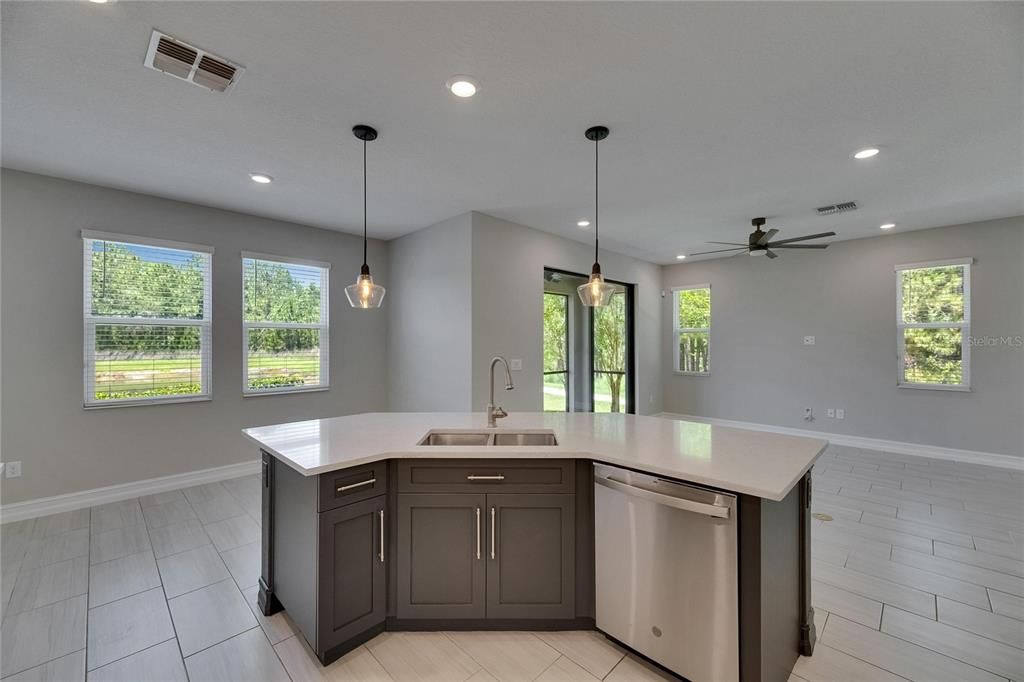 出租: $3,150 (3 贝兹, 2 浴室, 2047 平方英尺)