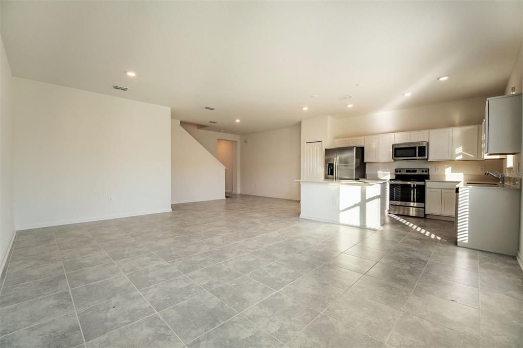 For Sale: $389,900 (4 beds, 3 baths, 1954 Square Feet)