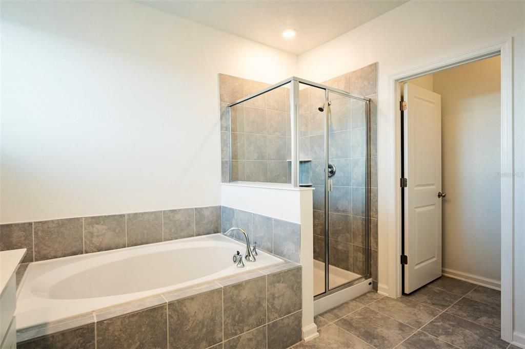 For Sale: $389,900 (4 beds, 3 baths, 1954 Square Feet)