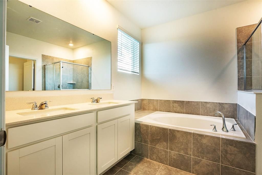 For Sale: $389,900 (4 beds, 3 baths, 1954 Square Feet)