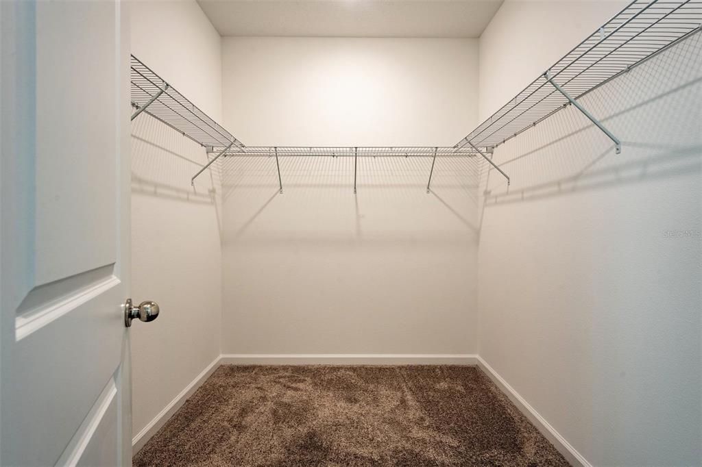 For Sale: $389,900 (4 beds, 3 baths, 1954 Square Feet)