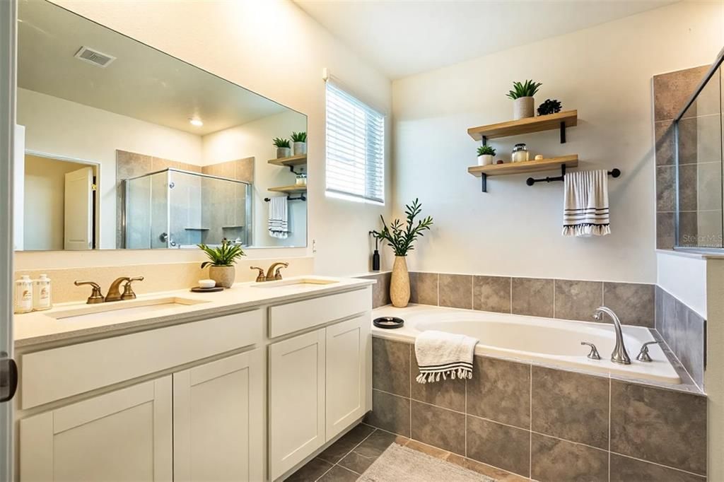 For Sale: $389,900 (4 beds, 3 baths, 1954 Square Feet)