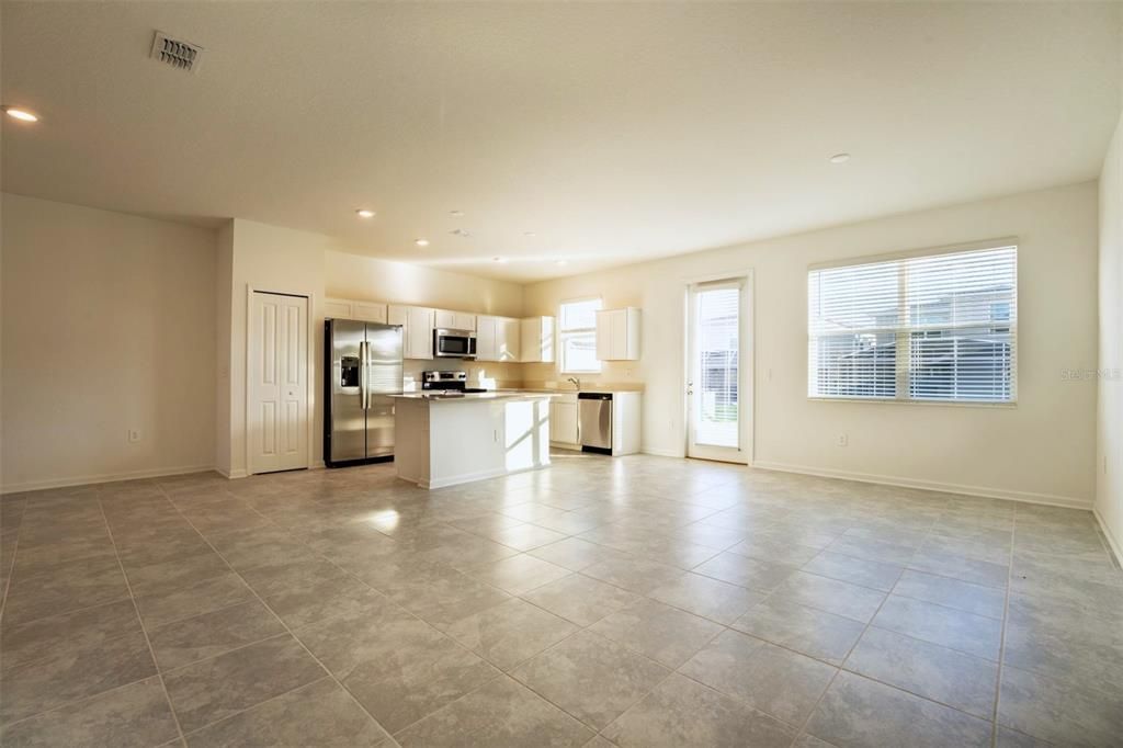 For Sale: $389,900 (4 beds, 3 baths, 1954 Square Feet)