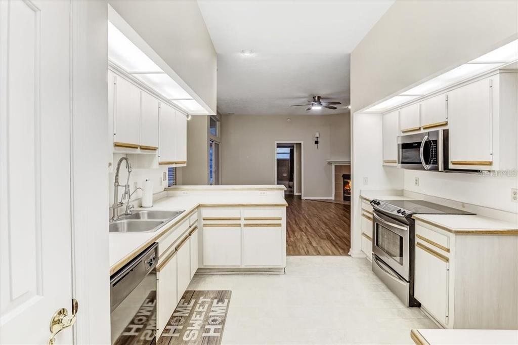 待售: $399,900 (4 贝兹, 3 浴室, 2285 平方英尺)