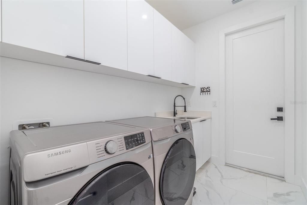 For Sale: $589,000 (4 beds, 3 baths, 1962 Square Feet)