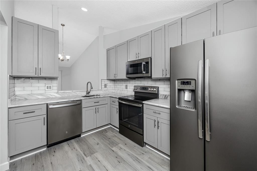 Activo con contrato: $295,000 (3 camas, 2 baños, 950 Pies cuadrados)