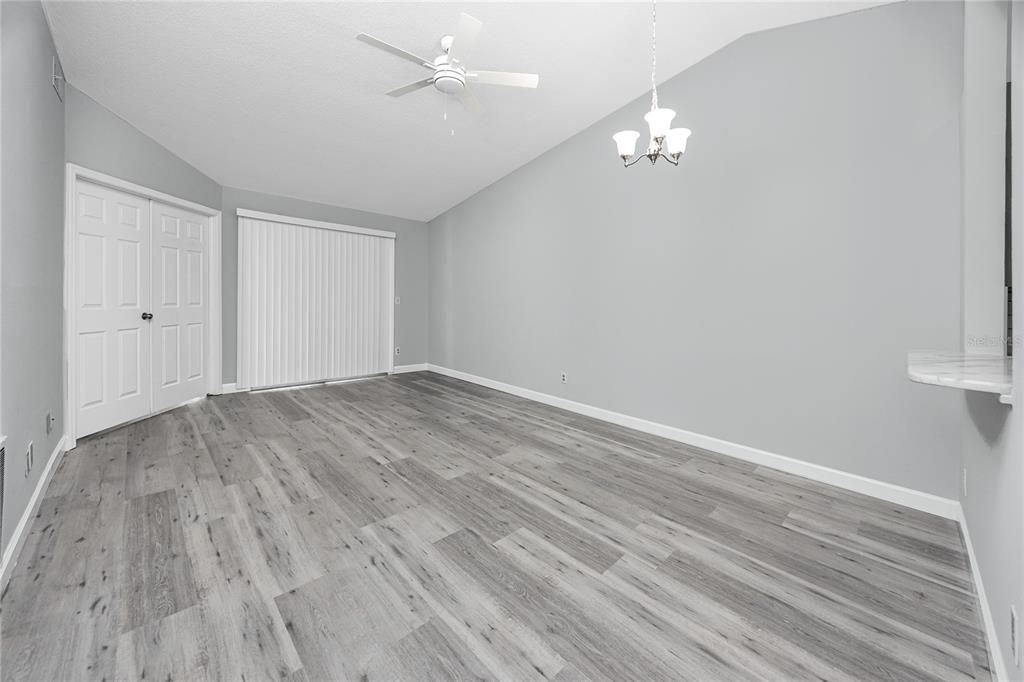 Activo con contrato: $295,000 (3 camas, 2 baños, 950 Pies cuadrados)