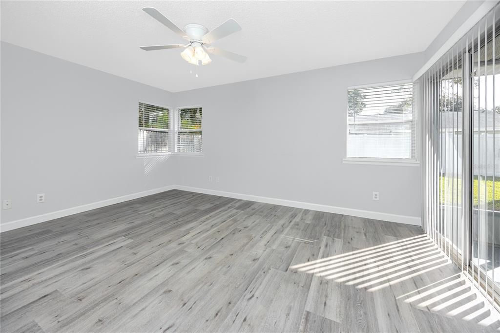 Activo con contrato: $295,000 (3 camas, 2 baños, 950 Pies cuadrados)