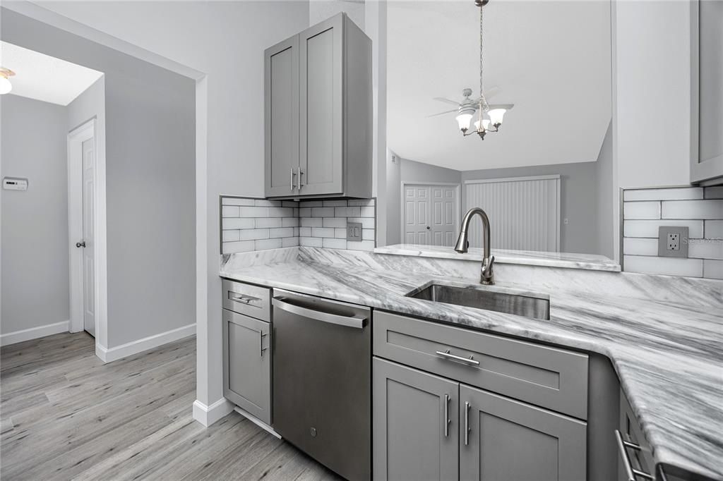 Activo con contrato: $295,000 (3 camas, 2 baños, 950 Pies cuadrados)