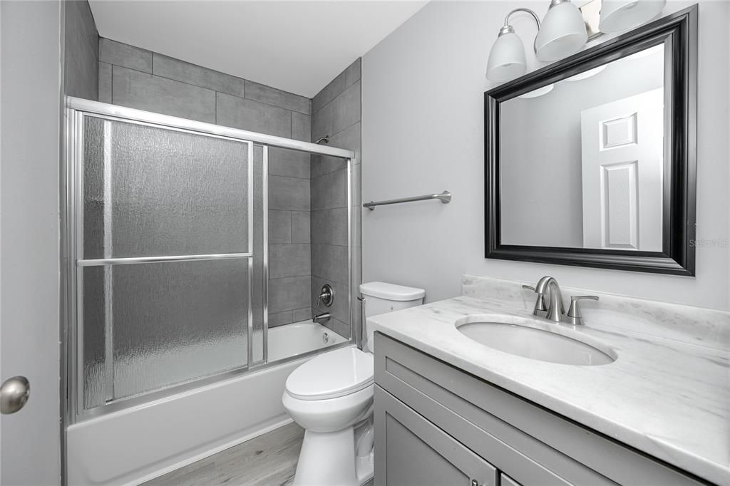 Activo con contrato: $295,000 (3 camas, 2 baños, 950 Pies cuadrados)