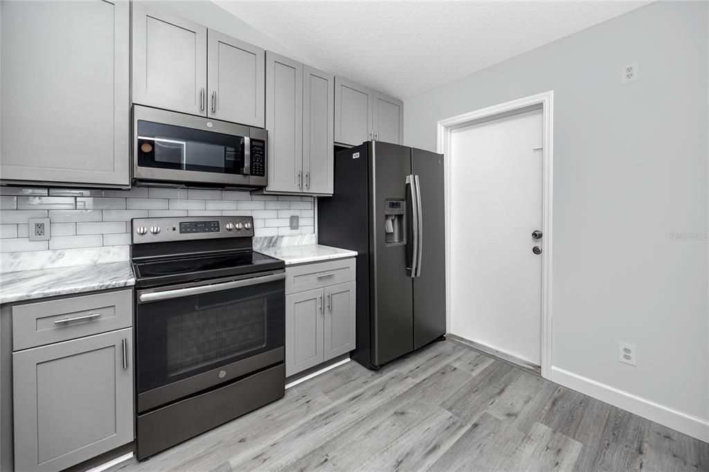 Activo con contrato: $295,000 (3 camas, 2 baños, 950 Pies cuadrados)