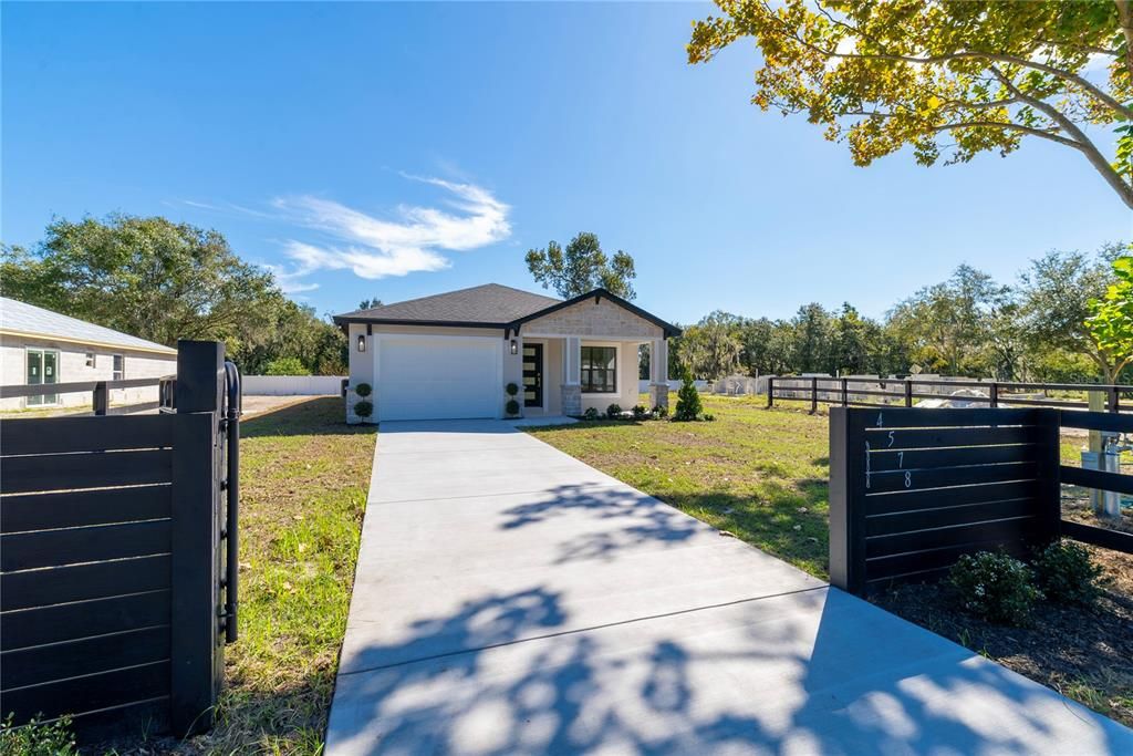 For Sale: $379,999 (3 beds, 2 baths, 1484 Square Feet)