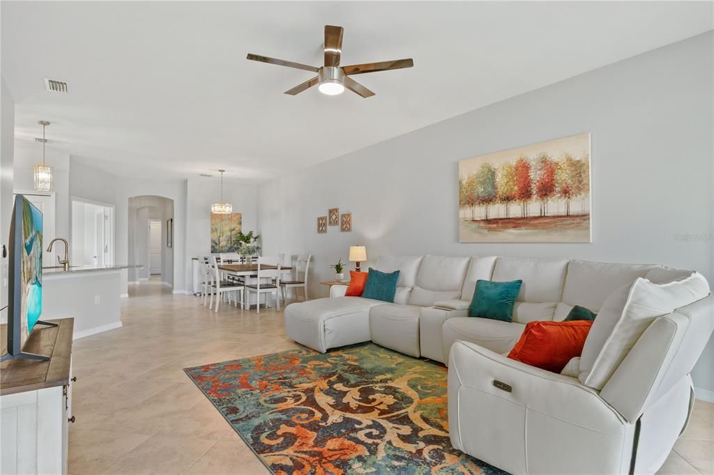 For Sale: $299,900 (2 beds, 2 baths, 1560 Square Feet)