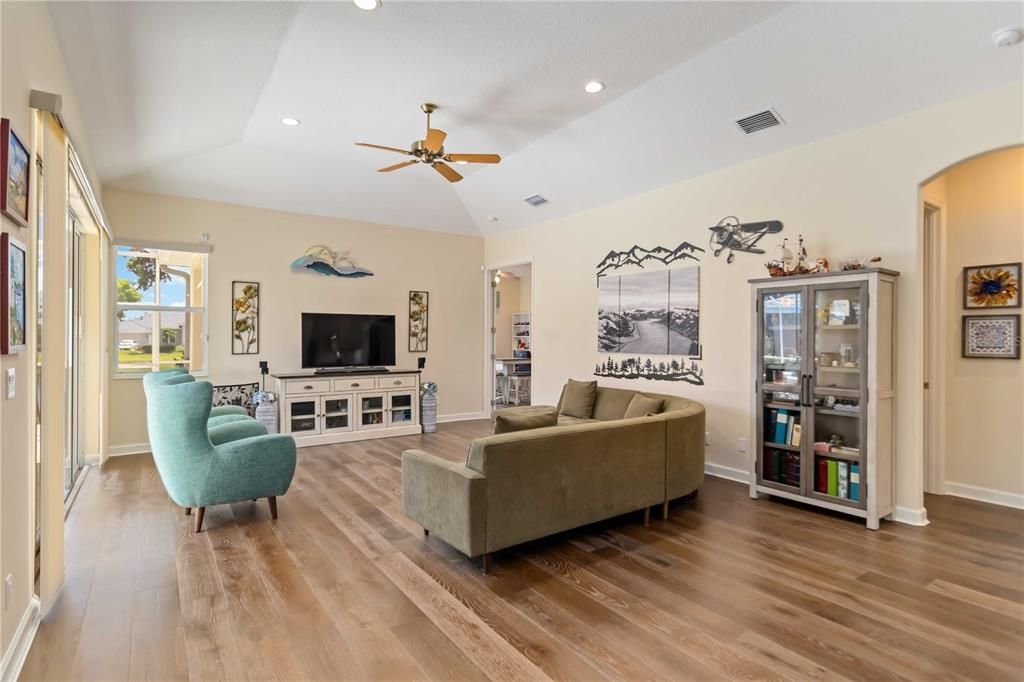 出租: $4,250 (4 贝兹, 3 浴室, 3022 平方英尺)