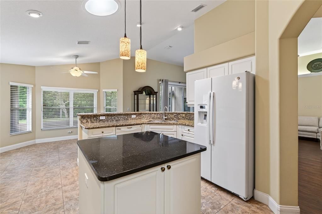 Activo con contrato: $449,900 (4 camas, 2 baños, 2227 Pies cuadrados)